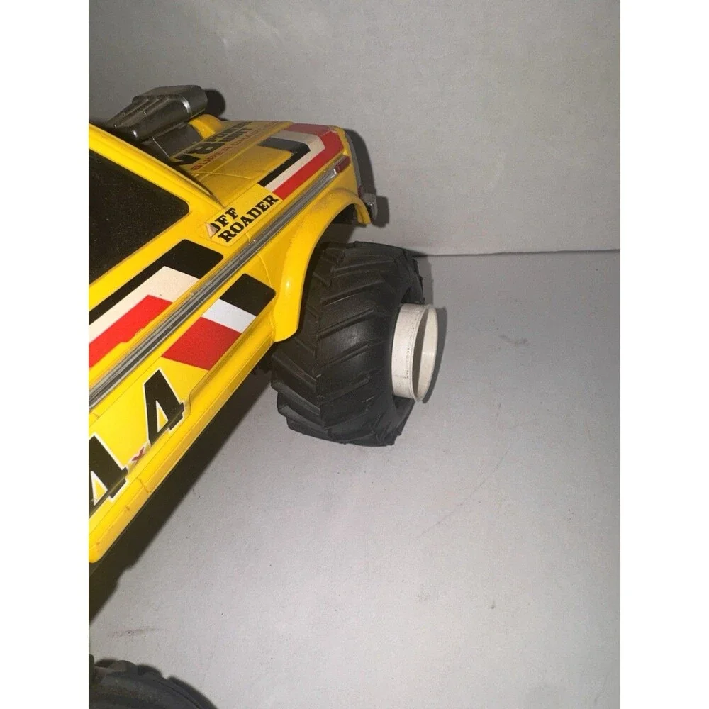 Vintage Radio Shack 4x4 Off Roader RC Truck 27MHz w/ Remote Untested